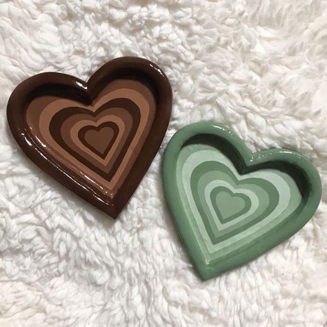 Brown and sage green heart shaped clay tray Clay Rings Holder, Clay Room Decor Aesthetic, Clay Inspiration Aesthetic, Jewellery Plate Decoration, Clay Ring Plate, Clay Ring Dish Ideas, Clay Dish Ideas Aesthetic, Clay Dishes Aesthetic, Air Dry Clay Crafts Aesthetic