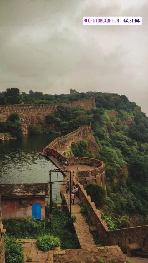 Built in the 7th century, Chittorgarh is the largest fort in Asia. Spread over the area of 700 acres, this place has 22 water bodies. Chitrangad Mori of the Maurya dynasty is said to have laid its foundation during the 7th century. Rajput Aesthetic, Fort Photography, Aesthetic Location, Best Friend Cake, Indian Tourism, Chittorgarh Fort, India Places, Brown Eyes Aesthetic, Jaipur Travel