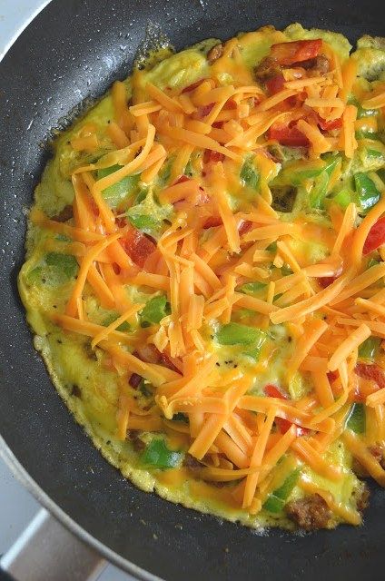 Bell Pepper Omelette, Pepper Omelette, Healthy Breakfast Dishes, Cheese Omelette, Omelets Recipe, Bell Pepper Recipes, Diner Recipes, Sausage And Peppers, Tomato And Cheese