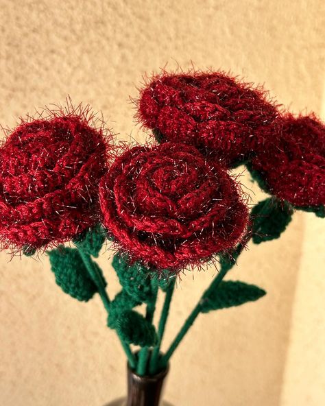 Crochet Glitter Roses! DM to place your order ❤️ Customised rose bouquets available 💐 (price differs) . . #crochet #crochetflower #crochetsmallbusiness #crochetrose #crocheting #crochetdecor #crochethomedecor #crochetgifts #crochetinspiration #crochetindia #crochetmumbai #glitter #glitterroses #sparkle Glitter Yarn, Sparkle Yarn, Glitter Roses, Crochet Home Decor, Crochet Rose, Flower Tops, Red Glitter, Crochet Gifts, Rose Bouquet