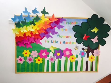 Spring Murals For School, Spring Summer Home Decor, Elementary Bulletin Boards, Bulletin Board Design, Spring Bulletin, School Board Decoration, Spring Bulletin Boards, Spring Classroom, Preschool Bulletin