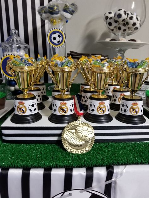 Real Madrid Theme Birthday Party, Real Madrid Party Ideas, Real Madrid Birthday Party Decoration, Real Madrid Birthday Party, Real Madrid Birthday, Soccer Birthday Theme, Soccer Theme Parties, Soccer Birthday Cakes, 5th Birthday Boys