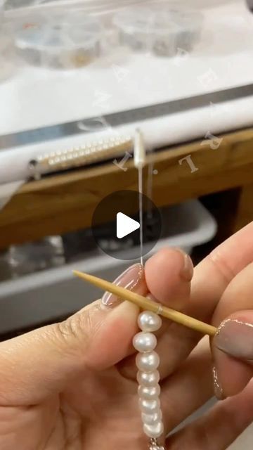 Pearl Knotting Tutorial, How To Make Pearl Necklace, Pearl Knotting, How To Wear Pearls, Pearl Ankle Bracelet, Couture Beading, Pearl Trend, Jewelry Hacks, Whimsical Accessories