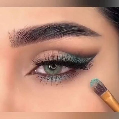 Maquillage Yeux Cut Crease, Wedding Eye Makeup, Prom Eye Makeup, Eye Makeup Techniques, Makeup Accesories, Beauty Makeup Tutorial, Makeup Tutorial Eyeliner, Makeup Artist Tips, Makeup Spray