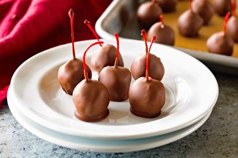 Homemade Chocolate Covered Cherries ~ Make Your Own Homemade Chocolate Covered Cherries Recipe Perfect for Christmas and the Holidays!  ~ https://www.julieseatsandtreats.com Dipped Cherries, Chocolate Covered Cherries Recipe, Chocolate Dipped Cherries, Bourbon Cherries, Christmas Food Treats, Enjoy Your Holiday, Peanut Recipes, Chocolate Covered Cherries, Cherry Recipes