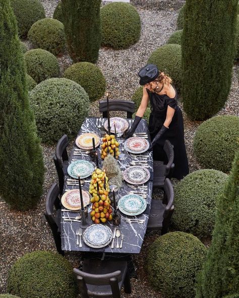 Kelly Wearstler Table Setting, Dior Table Setting, Black Patio Furniture, Kelly Wearstler Interiors, Dreamy Garden, Cruise 2023, Wind Rose, Luxury Wedding Decor, New Experiences