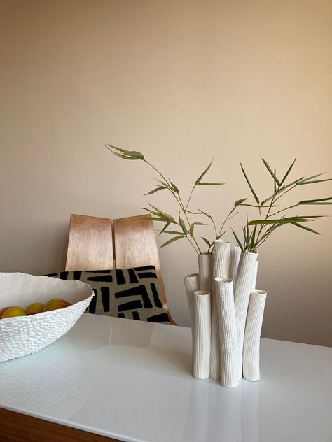 Stillife with Polyflore vase and kaïta bog bowl both in porcelain Ceramic Flower Vase Pottery, Ceramic Flower Vase Handmade, Unique Ceramic Vases, Porcelain Handbuilding, Ceramic Vase Design, Vase Clay, Vase Sculpture, Pottery Lessons, Clay Moulding