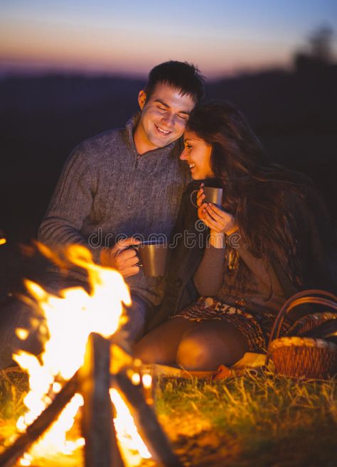 Couple Camping Photography, Campfires Photography, Couple Camping, Pre Wedding Photoshoot Props, Pre Wedding Videos, Pre Wedding Photoshoot Outfit, Wedding Photoshoot Props, Pre Wedding Photoshoot Outdoor, Beach Night