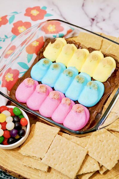 Easter Peep Smores Dip Recipe Peeps Smores Dip, Easy S’mores Dip, Easter Smores With Peeps, Peeps Skillet Smores, Easter Peeps Smores Dip, Smores Dip Recipe, Halloween S’more Peep Treats, Smores Dip, Easter Peeps