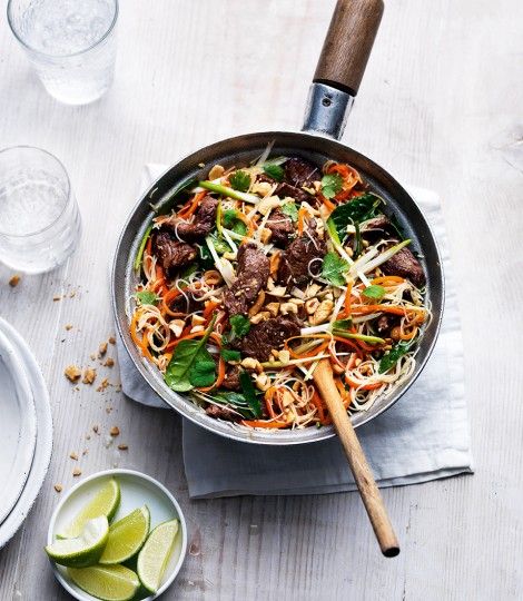 VietnameseBeefNoodles Soy Sauce Stir Fry, Beef Satay, Thai Beef, Beef Noodles, Asian Stir Fry, Satay Sauce, Low Calorie Dinners, Diner Recept, Midweek Meals