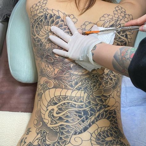 yuusai-tattoo-doing-dragon-tebori Oldest Tattoo, Tebori Tattoo, Japanese Organization, State Tattoos, Huge Design, Ancient Tattoo, Tattoo Techniques, Healing Tattoo, Traditional Japanese Art