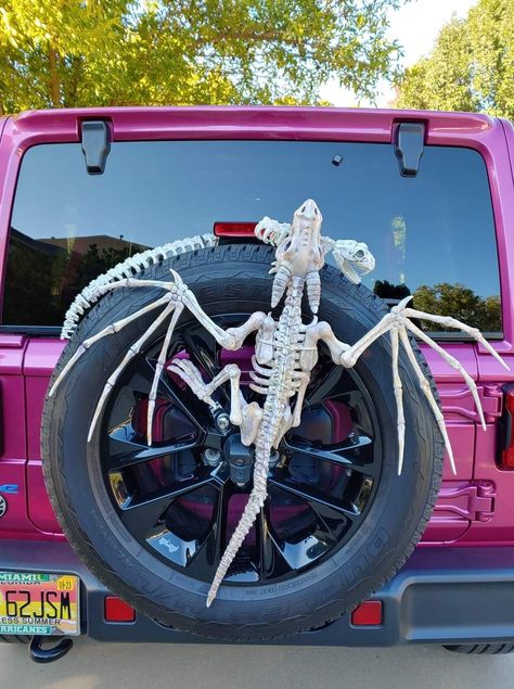 Skeleton Jeep Decor, Fall Jeep Decorations, Jeep Halloween Decorations, Jeep Wrangler Halloween Ideas, Halloween Jeep Wrangler Decorations, Jeep Decorations, Halloween Jeep, Jeep Decor, Jeep Things