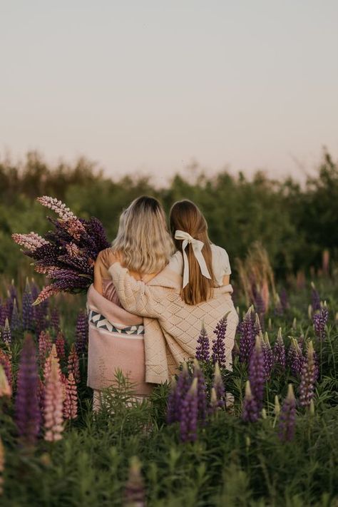 Mother Day Photo, Mothers Day Photoshoot, Mommy And Me Poses, Aesthetic Mother, Mother Daughter Photography Poses, Sunny Hair, Mother Daughter Pictures, Mother Daughter Photoshoot, Hippie Mom