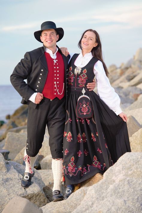 Sunnmørsbunad. Norways national costume, for the people of Sunnmøre (In the west of Norway). Norway Outfit, Norway Clothes, Denmark Clothing, Norway Clothing, Norway People, Norwegian Dress, Norway National Day, Norway Fashion, Norway Country