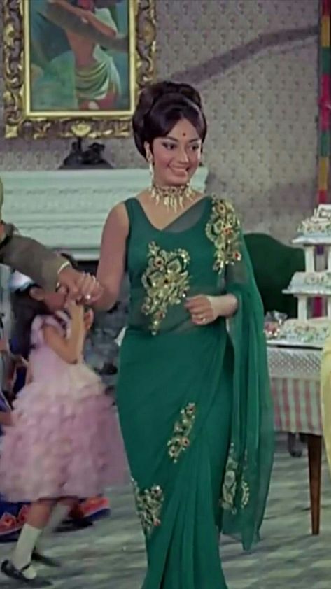 Hema Malini Retro Look, Retro Bollywood Aesthetic, Retro Theme Party Outfit Indian, Retro Theme Dress Indian, Retro Fashion 70s Indian, 60s Bollywood Fashion, Retro Theme Party Outfit, Retro Saree Look, Retro Theme Dress