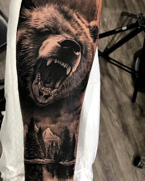 Tatuaje oso Seven Tattoo, Grizzly Bear Tattoos, Natur Tattoo Arm, Bear Tattoo Designs, Tier Tattoo, Bamboo Tattoo, Forest Tattoos, Bear Tattoos, Wolf Tattoo Design