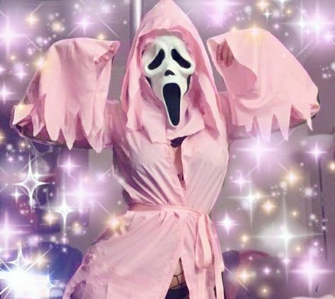 𝓘𝓬𝓸𝓷 ~𝓜𝓪𝓴𝓮 𝓲𝓽 𝓟𝓲𝓷𝓴 Ghostface Costume, Pink Horror, Scream Costume, Dark Mind, Horror Scream, Horror Movie Icons, Scary Halloween Costumes, Horror Icons, Halloween Costumes Makeup