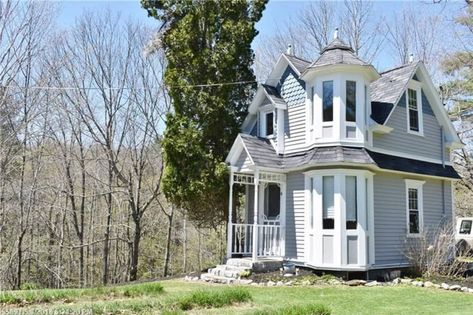 Tiny Victorian House, Victorian Tiny House, Tiny Mobile House, Small Cottage House Plans, Tiny House Exterior, Houses Design, Small Cottage Homes, Victorian Style Homes, Small Cottages