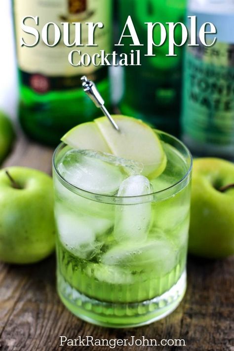 Easy Sour Apple Cocktail Recipe perfect for St. Patrick's Day!  Tastes amazing with Jameson, Sour Apple Vodka and tonic water. Perfect for parties! #stpatrickday #cocktail #recipe Apple Cocktail Recipes, Green Apple Vodka, Green Cocktails, Cocktails Vodka, Apple Pucker, Cocktail Vodka, Apple Vodka, St Patricks Day Drinks, Irish Drinks