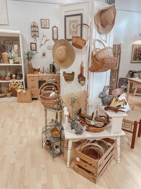 Antique shop booth Vintage Market Aesthetic, Antique Shop Display Ideas, Antique Booth Ideas Staging, Shop Display Ideas, Antique Shop Display, Antique Store Displays, Vintage Booth Display, Antique Booth Ideas, Retail Store Display