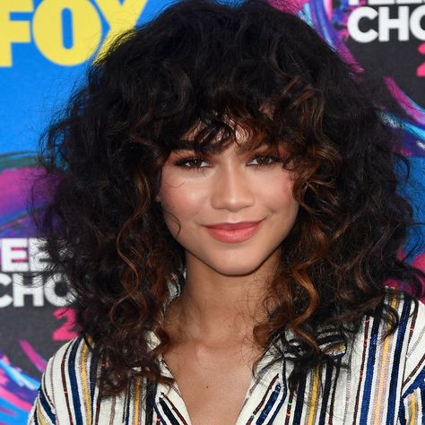 You've never seen Zendaya like this. Grow Out Bangs, Hair Plopping, Growing Out Bangs, Roll Hairstyle, Winter Wedding Guests, Curly Bangs, Good For Her, Blonde Pixie Haircut, Air Dry Hair