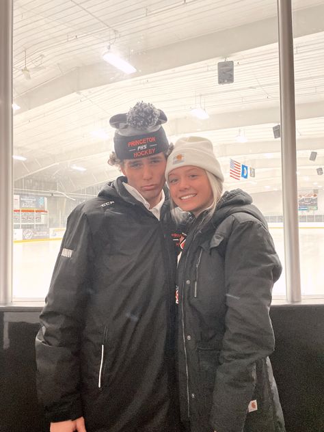 Cute Hockey Couples Boyfriends, Hockey Game Couple Pictures, Cute Hockey Couple Pictures, Hockey Bf And Gf, Hockey Gf Outfit, Hockey Siblings, Cute Hockey Couples, Hockey Boyfriend Aesthetic, Hockey Girlfriend Outfits