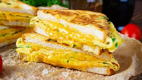 Cheese For Breakfast, Sandwich For Breakfast, Cast Iron Skillet Recipes Dinner, Scrambled Eggs With Cheese, Egg Grill, Egg And Cheese Sandwich, Grilled Cheese Sandwiches, Scrambled Egg, Potato Bread