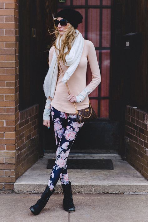 Patterned Leggings Outfits, White Striped Dress Outfit, Floral Leggings Outfit, Floral Pants Outfit, Leggings Outfit, Miniskirt Outfits, Patterned Leggings, Fashion 101, Floral Leggings