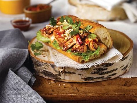 Kimchi Sandwich, Bbq Chicken Sandwich Recipes, Lunch Weekend, Kimchi Chicken, Korean Bbq Chicken, Chicken Sandwich Recipe, Baguette Sandwich, Bbq Chicken Sandwich, Korean Barbecue