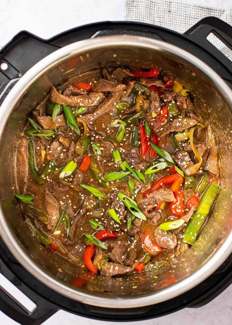 Instant Pot Pepper Steak - Maebells Insta Pot Peppered Steak, Steak Instant Pot Recipes, Instant Pot Flank Steak, Instant Pot Pepper Steak, Tender Flank Steak, Instant Pot Steak, Steak And Vegetables, Cooked Cucumber, Sirloin Tip Steak