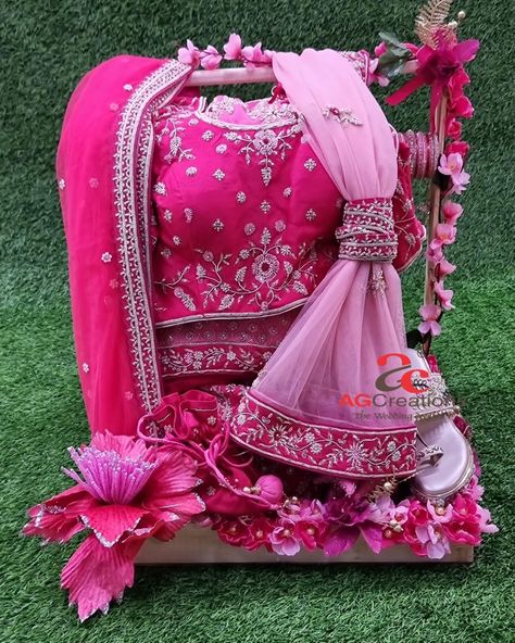 Wedding Dress Packing Ideas Indian, Gift Hampers Packaging, Cloth Packing Ideas For Wedding, Mehendi Platter, Diy Engagement Decorations, Wedding Trays, Wedding Packing, Wedding Gift Hampers, Indian Wedding Gifts