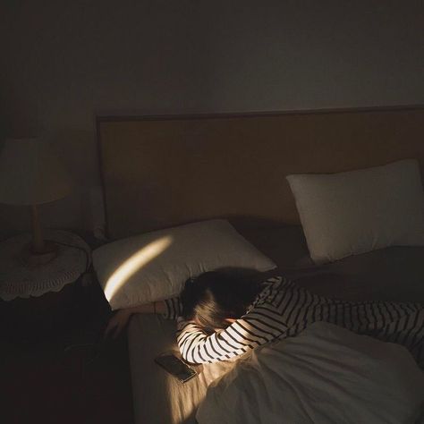 Laying In Bed, Girl Sleeping, People Sleeping, Ulzzang Couple, Trik Fotografi, Ulzzang Boy, 인물 사진, Aesthetic Photography, Ulzzang Girl