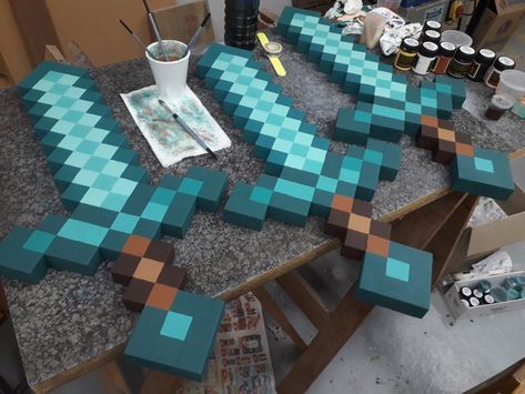 Wood Cube Crafts Minecraft, Minecraft Swords Diy, Minecraft Diy Crafts, Minecraft Storage, Painting Minecraft, Minecraft Diamond, Minecraft Create, Minecraft Images, Storage Cubby