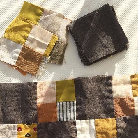 Elli Beaven on Instagram: "Magical evening light ✨✨✨ • Went for a rich warm charcoal linen from @thehackneydraper for those four patches 🧡 • Wondering whether to leave this one as it is or finish as a small quilt/wall hanging/table mat? Poll in my stories or let me know here!  • • • • • #handsewn #patchwork #handpieced #fourpatch #fourpatchquilt #checkerboard #scrapquilt" Velvet Fabric Ideas, Quilt Placemats, Patchwork Tablecloth, Flower Quilt Patterns, Small Quilt Projects, Quilt Wall Hanging, Quilted Coasters, Surface Patterns, Diy Textiles