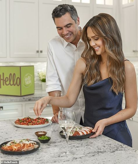 08/2019 - WITH HUSBAND CASH. JESSICA HAS PARTNERED WITH 'HELLOFRESH' COMPANY TO CREATE A LIMITED-TIME-ONLY "DATE NIGHT BOX". Jessica Alba Husband, Jessica Alba Family, Cash Warren, Date Night Recipes, Honest Beauty, Hello Fresh, Vanity Fair Oscar Party, Perfect Date, Paul Walker