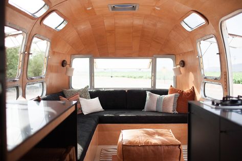 This Couple Packed Major Mid-Century Style Into Just 200 Square Feet #SOdomino #room #interiordesign #property Airstream Motorhome, Signature Board, Kombi Motorhome, Airstream Remodel, Airstream Interior, Airstream Renovation, Kombi Home, Vintage Airstream, Interior Vintage