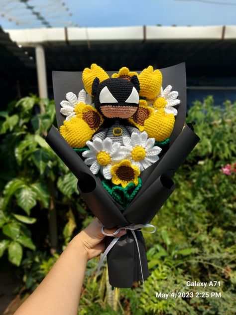 Batman Bouquet, Crochet Batman, Small Crochet Gifts, Bouquet Crochet, Batman Gifts, Spiderman Gifts, Easy Crochet Animals, Flower Bouquet Diy, Flowers Crochet