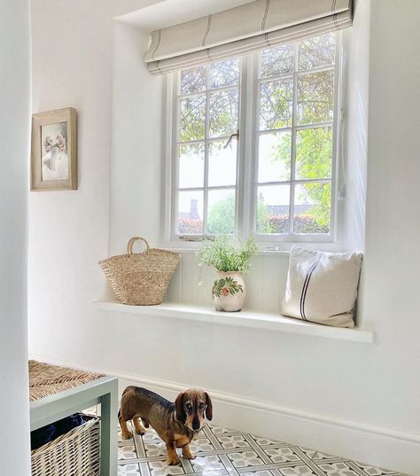 P E O N Y & S A G E on Instagram: “A beautiful repost from @homeatthefarmhouse I just love her home.  This gorgeous window features our Faded Charcoal Grainsack Linen x Hope…” Cute Cottage Interior, Cottage Blinds, Roman Blinds Kitchen, Small Cottage Interiors, Linen Blind, English Cottage Interiors, Cottage Curtains, Cottage Windows, Cottage Renovation