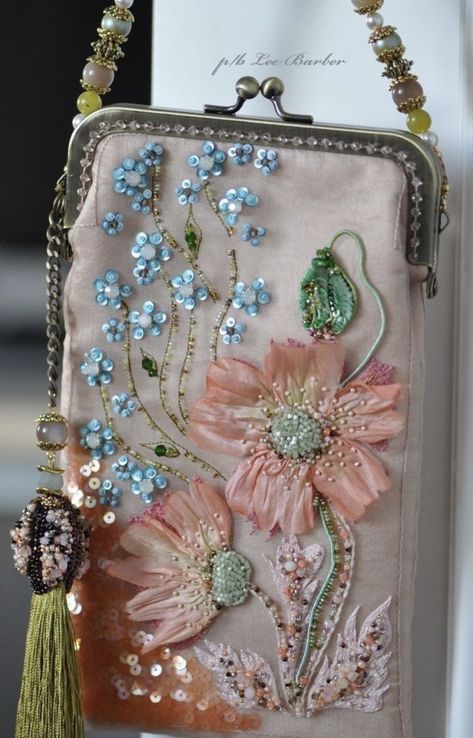 Hand Bags Ideas, Sac Diy, Bags Ideas, Vintage Evening Bags, Embellished Bags, Diy Bag Designs, Couture Embroidery, Embroidery Bags, Girly Bags