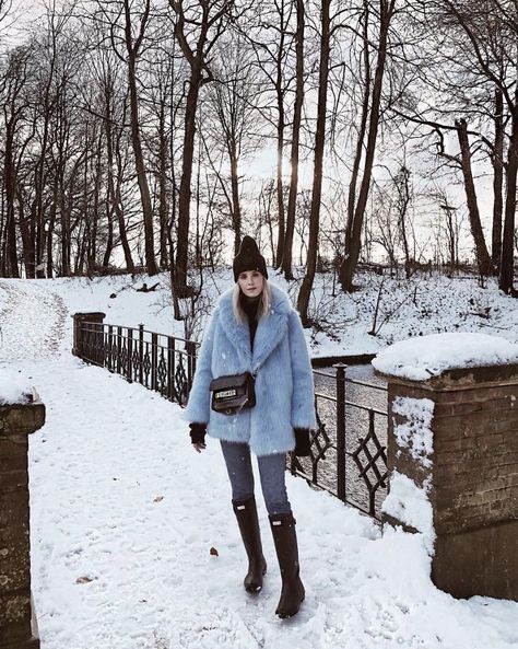 Snow Boot Outfits That Are Actually Cute. #coldweather #hunterboots #winterjackets #winterlook #snowday Snow Boots Outfit, Cute Snow Boots, Snow Outfits For Women, Winter Outfits Snow, Look Winter, Winter Mode Outfits, Boot Outfits, Winter Boots Outfits, Winter Outfits Cold