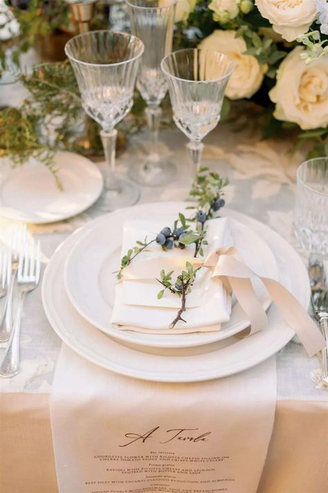 44 Lovely Place Settings to Inspire Your Wedding Reception Tables Elegant Wedding Menu Ideas, Knotted Napkin, Wedding Menu Ideas, Elegant Wedding Menu, Lush Wedding, Dinner Places, Patterned Napkins, Table Place Settings, Bridal Table