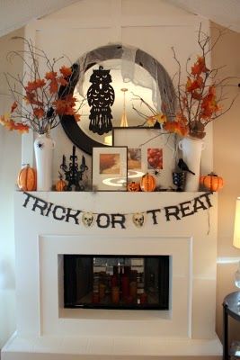 LOTS of great ideas for staging Halloween vignettes around the home. Halloween mantle displays, tablescapes, fun decorating and decor ideas. Halloween Fireplace, Dekorasi Halloween, Halloween Decor Diy, Halloween Mantle, Hallowen Ideas, Image Halloween, Casa Halloween, Halloween Mantel, Diy Halloween Decor