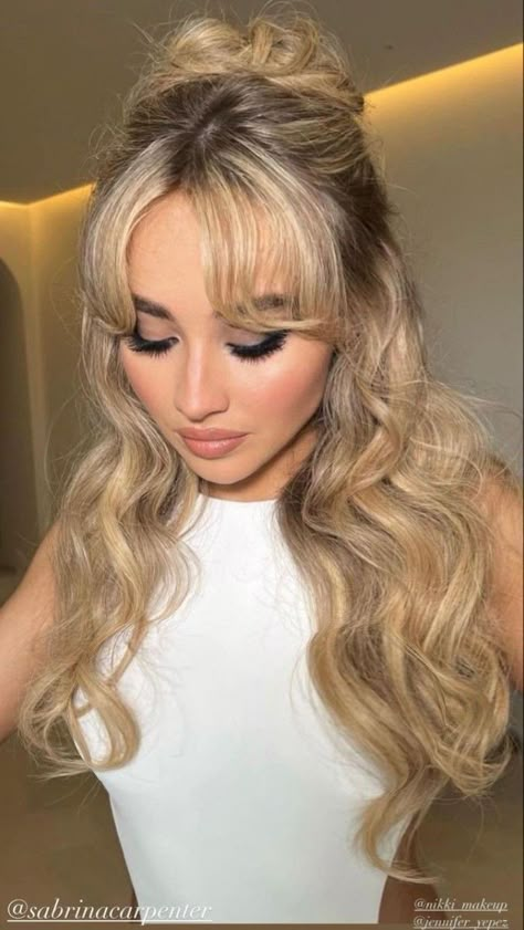 Sabrina Carpenter Hair Half Up Half Down, Sabrina Carpenter Half Up Half Down, Prom Hairstyles Bangs, Sabrina Carpenter Hairstyles, Selena Gomez Aesthetic Lyrics, Young Selena Gomez, Selena Gomez Aesthetic, Aesthetic Face, Makeup Tip