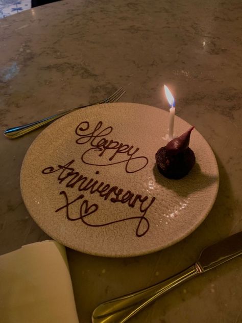 Birthday Ideas Pictures, Dessert Plate Decoration, Chocolate Writing, Anniversary Breakfast, Candle Night Dinner, Anniversary Food, Happy Aniversary, Happy Birthday Chocolate Cake, Couples Dinner