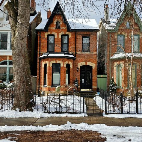 CABBAGETOWN, Toronto Home to the most preserved Victorian Homes in Canada, But these were not the original homes of Toronto. However, they were the first homes to be built with some sort of building and structural guidelines. Cabin- Cottages were Toronto's first house type. Comparable to days condos sizes. Unfortunately they would burn down faster than they could get built. This was a modest time. No heat, electricity and plumbing services. Nobody knew it back then, but these cabins getti... Cabbagetown Toronto, Homes In Canada, Modest House, Canadian House, Toronto Home, Toronto Houses, Old Toronto, Canada House, Unusual Buildings