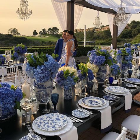 Blue And White Vases Wedding, Chinoiserie Wedding Table, Chinoiserie Tablescape, Blue And White Plates, Classic Blue Wedding, Chinoiserie Wedding, Blue Table Settings, Blue And White Flowers, Tafel Decor