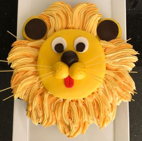 CUTE Lion Cupcake Cake Tutorial by Mish Mash of Loves as featured on MyCakeSchool.com! Lion Birthday Cake, Lion Cupcakes, Lion Cake, Lion Party, Cake Designs For Kids, Pull Apart Cupcake Cake, Pull Apart Cake, Animal Birthday Cakes, Lion Birthday