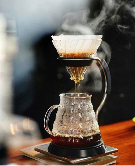 Steamy Hario V60 using the V60 Arm Stand sturdy with a great base! Shop Stands @alternativebrewing Link in Bio 1-4 Day Shipping | by @camuiloka Barista Photography, Beverage Photography, Coffee History, Coffee Tamper, Coffee Barista, Coffee Storage, Coffee Breakfast, Filter Coffee, Coffee Photography