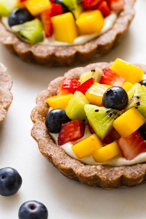 Raw Vegan Fruit Tarts - A delicious no-bake fruit tart recipe featuring an almond crust, creamy cashew sweet cream and topped with lot's of fresh, colorful fruit! Healthy, gluten-free vegan dessert. Raw Vegan Fruit, Healthy Tart, Noodles Healthy, Vegan Tarts, Desserts Fruit, Almond Fruit, Sugar Free Fruits, Almond Crust, Fruit Tart Recipe