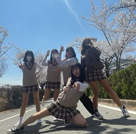 Korean Best Friends, Group Poses, Japan Aesthetic, Aesthetic Japan, Japanese School, 웃긴 사진, School Uniforms, Japanese Aesthetic, Boarding School